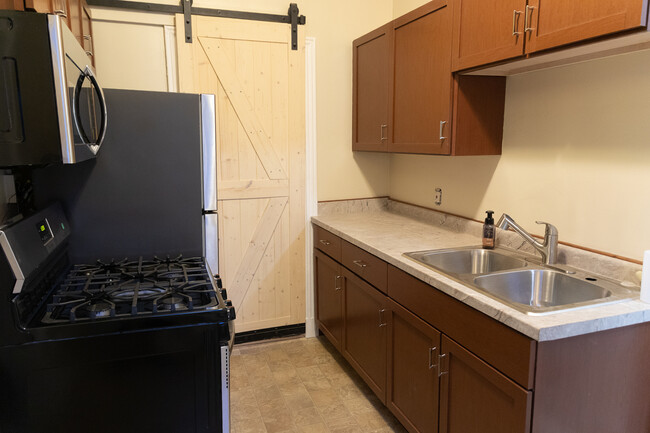 Newly renovated kitchen cabinets and countertop - 53 Huron Ave Apartamentos Unidad 53