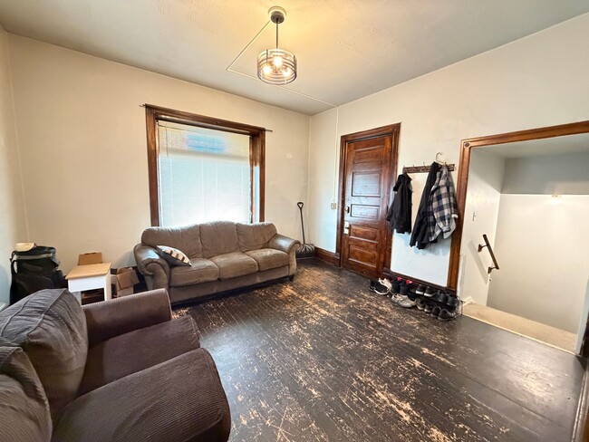 Photo - Large 3 Bedroom Open July 1st! Unidad 529 W 4th St - 1