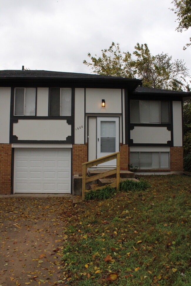 Photo - 2-bedroom, 2-bathroom home with vanity in ...