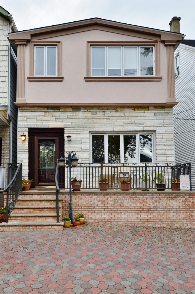 Building Photo - 19 W 32nd St Unit 1