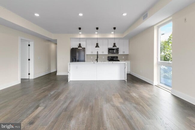 Building Photo - 1868 Frankford Ave Unit 204