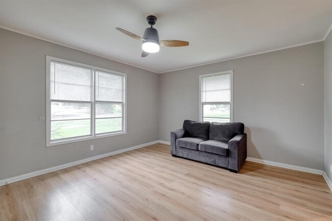 Photo - 707 N Main St