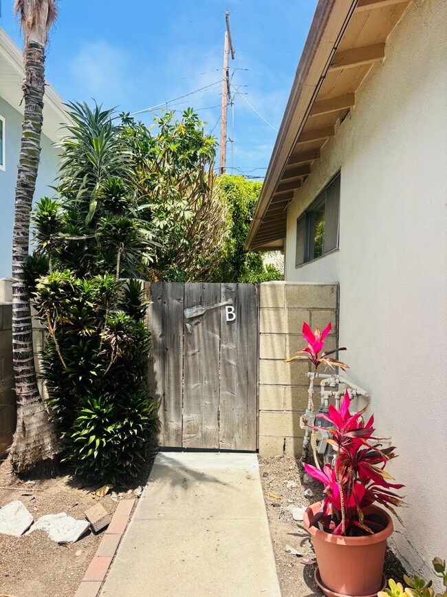 Building Photo - 236 Avenida Santa Barbara Unit 2