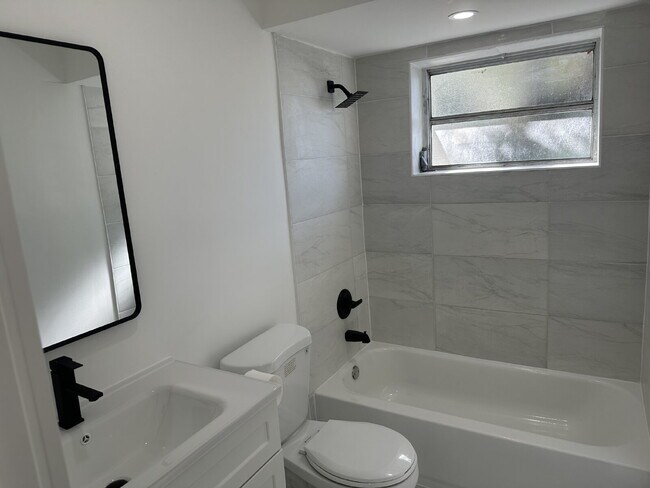 Photo - 2 bed 1 bath located in the desirable Edgewood neighborhood, just minutes from the marina, highwa... Unidad 1
