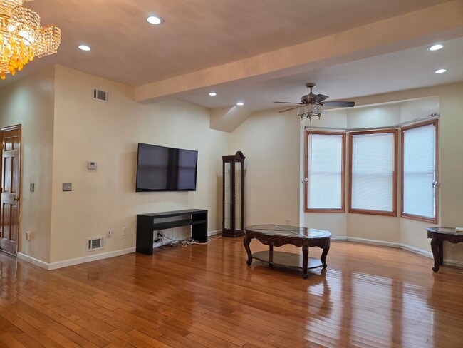 Photo - 561 AVENUE E