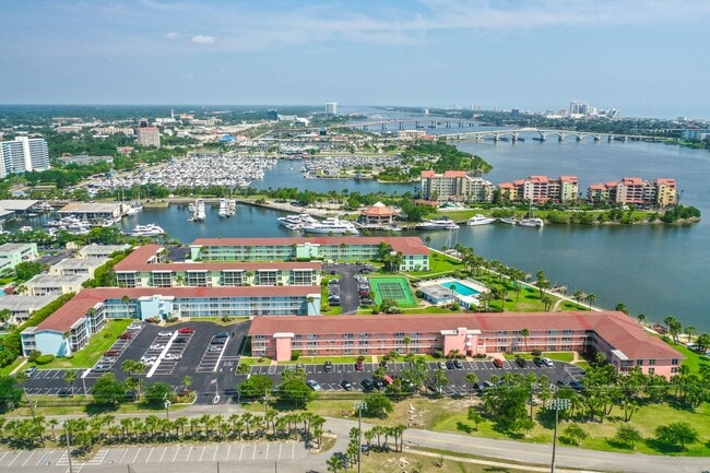 Building Photo - Spacious Riverview 1B/1B Condo Unit 314B