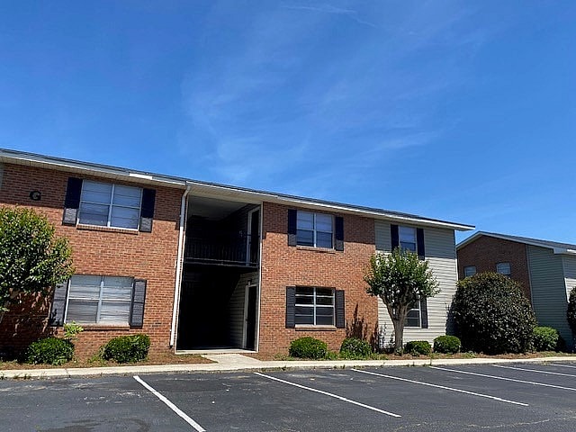 1 - Crescent Ridge Apartments