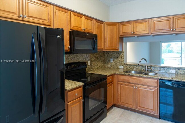 Photo - 16749 Hemingway Dr Unit TOWNHOUSE