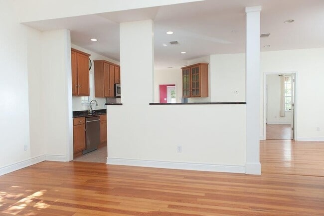 Photo - 707 W 35th St