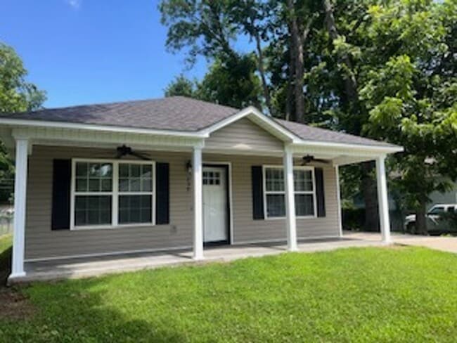 Building Photo - Very nice 2 bed 1 bath home, Dining room, Porch and Back Patio and Storage Bldg
