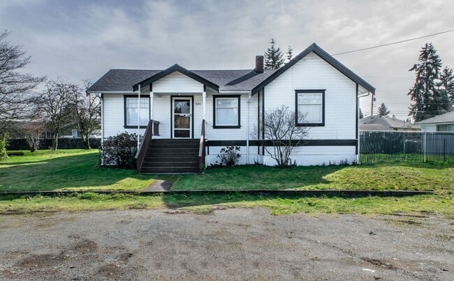 Building Photo - Lovely 3bd Home W/ Fully Fenced Backyard &...