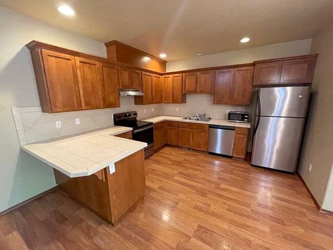 Fantastic Hillsboro Townhome with Attached... - Fantastic Hillsboro Townhome with Attached...
