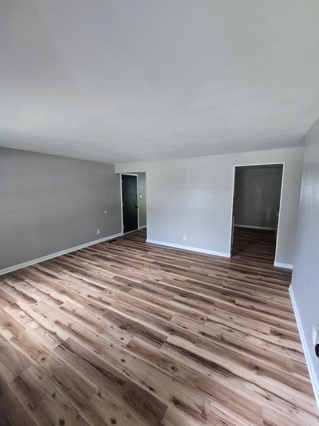 Photo - 5172 Saum St