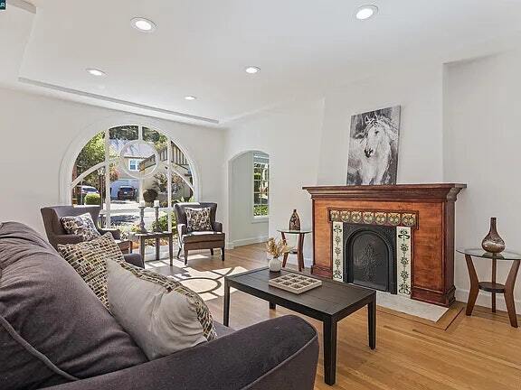 Photo - 942 Talbart St