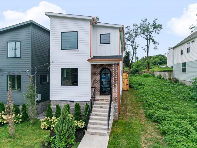 Photo - Modern Living & Downtown Skyline Views!