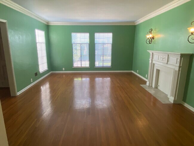 921 1/2 S Hobart Blvd Unit 921 1/2 S.Hobart Blvd