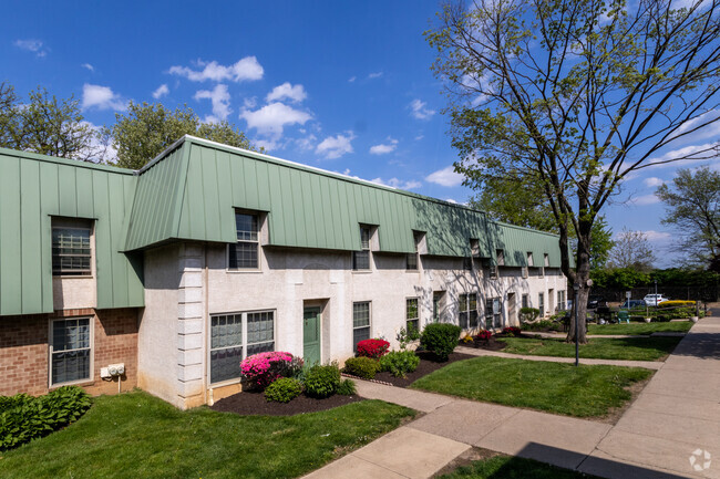 Photo - Huntingdon Hills Condominiums