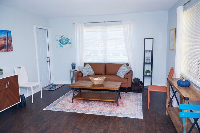 Living room - 126 S E St