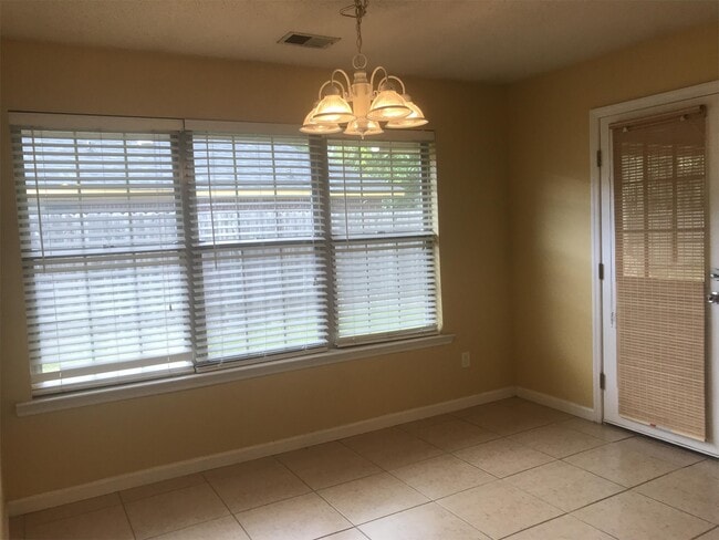 Photo - 886 Darrow Ln