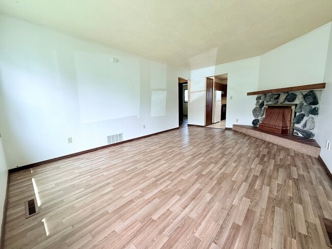 Building Photo - 206 E Elm St Unit 206