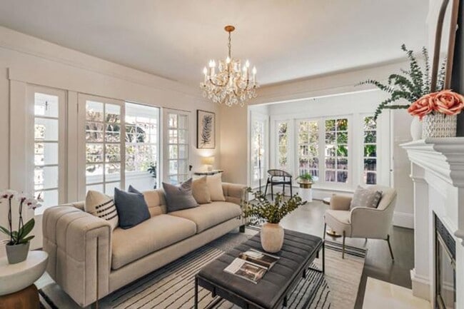 Building Photo - Charming Victorian Rental in Prime Redwood...