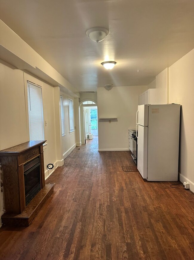 Building Photo - 118 S Broadway Unit Apt. 1