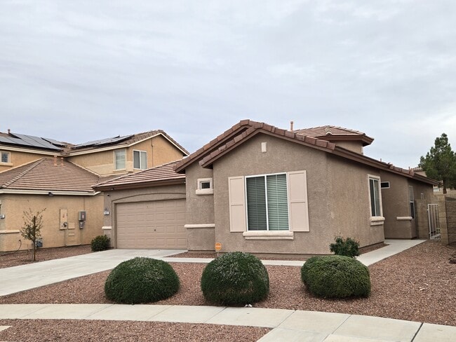 Photo - 993 White Glacier Ave