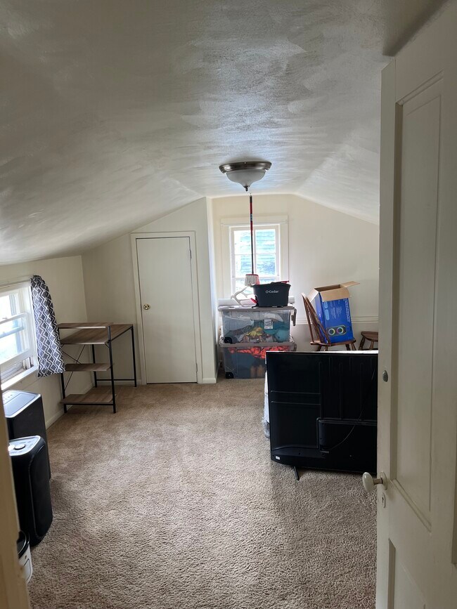 209 E Wisconsin St Unit Upper Unit