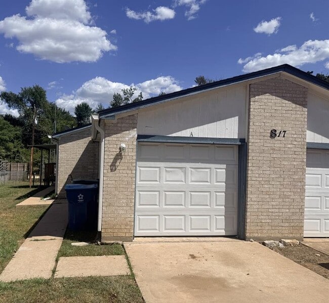 Building Photo - 817 Lloyd Ln