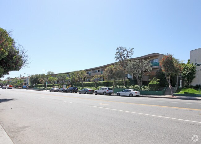 Photo - Encino Plaza Apartments