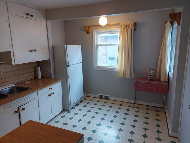 Photo - 2219 Bowness Rd NW Unité Main Floor Suite