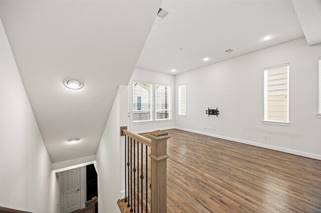 Photo - 719 Leverkuhn St