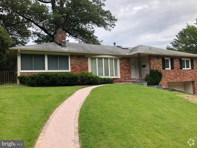 Building Photo - Impressive North Arlington Home with Abund...