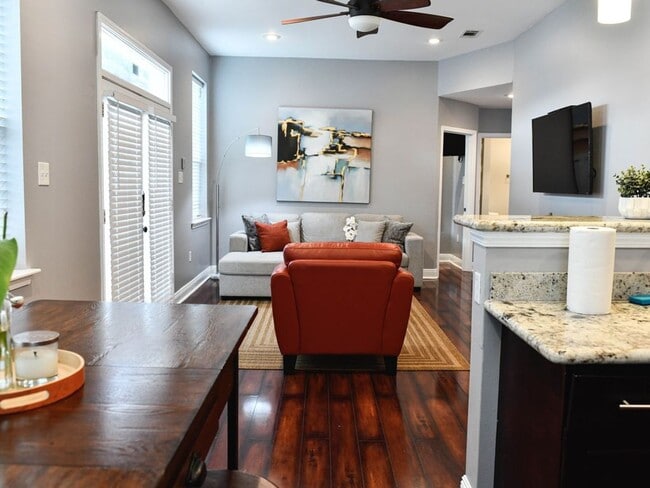 Photo - 337-339 South Murat/4501-4503 Banks St Unidad 4501 Banks