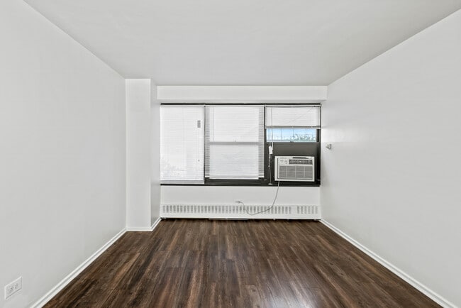 Photo - 6030 N Sheridan Rd