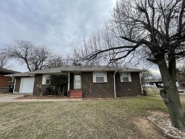 Building Photo - 3 Bed, 1 Bath Home with Large Corner Lot