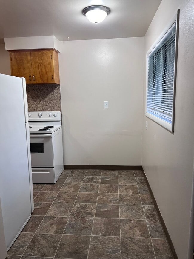 Photo - 086-Friendship Court Apartments