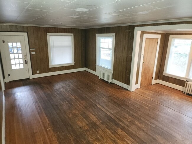 Photo - 415 NE Oak St