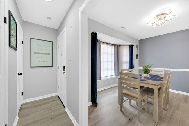 Photo - 5632 Trafalgar Arch