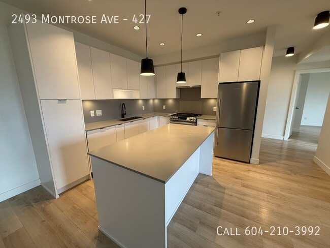 Building Photo - Spacious Condo at Upper Montrose Unit 427