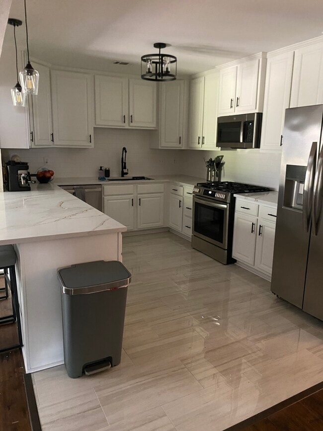 Spacious kitchen - 1420 Marlyn Dr