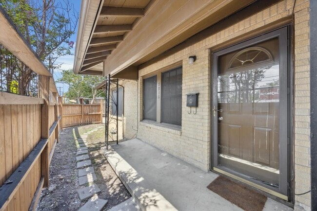 Photo - 2216 Manor Rd Townhome