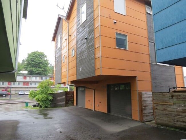 Building Photo - Beautiful 2 Bed Townhome Conveniently Located In Seattle!