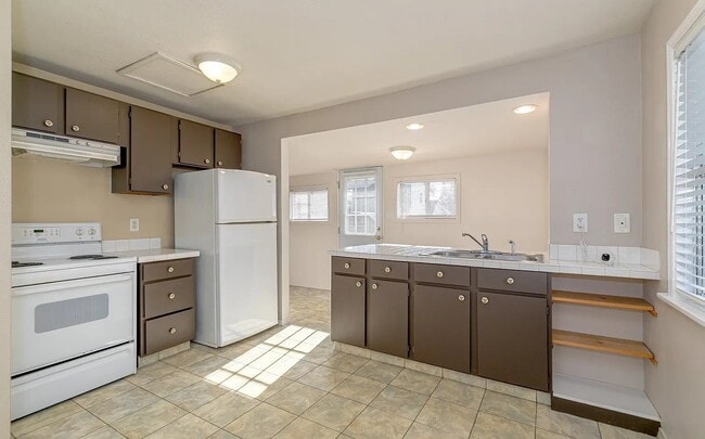 423 NE Main St