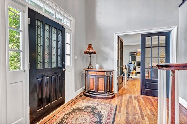 Front foryer. - 4250 Edgewater Ct NW