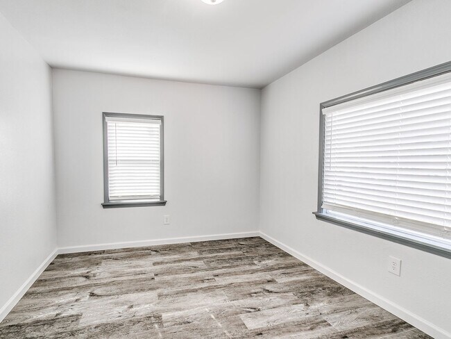 Photo - 555 E Harmon Dr