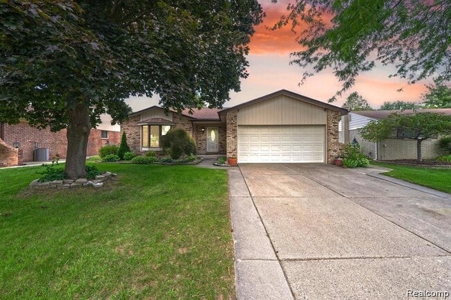 Building Photo - 41415 Harvard Dr