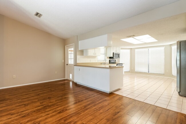 5113 Gardendale Ln