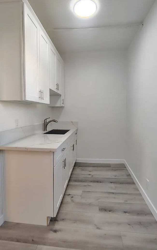 1565 S Hobart