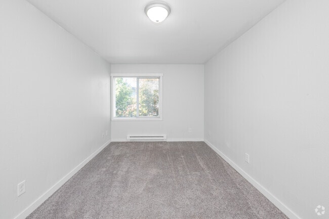 2BR, 1BA - 724SF - Primary Bedroom